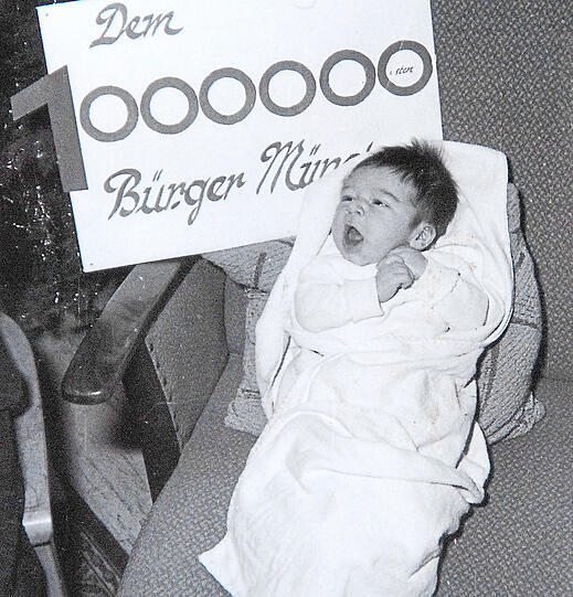 Am Sonntag geboren, am Montag schon ein Star: der kleine Thomas Seehaus in der Krüsmann-Klinik in Pasing 1957.