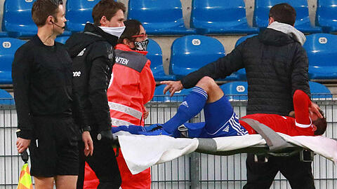 Haching-Kapitän Dominik Stahl wird abtransportiert.