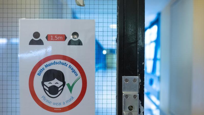 Ein Schild mit der Aufschrift "Bitte Mundschutz tragen" ist in einem Flur zu sehen. Foto: Sven Hoppe/dpa Ein Schild mit der Aufschrift "Bitte Mundschutz tragen" ist in einem Flur zu sehen. Foto: Sven Hoppe/dpa