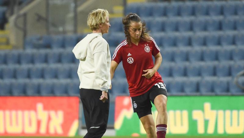 Der Fußball sei "noch sehr in sich männerorientiert", sagt Frauen-Bundestrainerin Martina Voss-Tecklenburg (l).