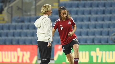 Der Fußball sei "noch sehr in sich männerorientiert", sagt Frauen-Bundestrainerin Martina Voss-Tecklenburg (l).