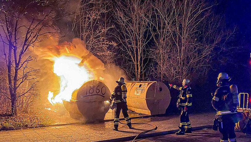 Ein Container im Hasenbergl steht in Vollbrand.