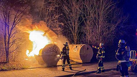 Ein Container im Hasenbergl steht in Vollbrand.
