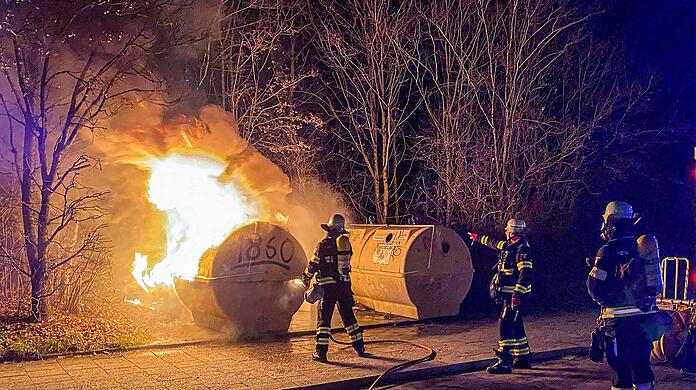 Ein Container im Hasenbergl steht in Vollbrand.