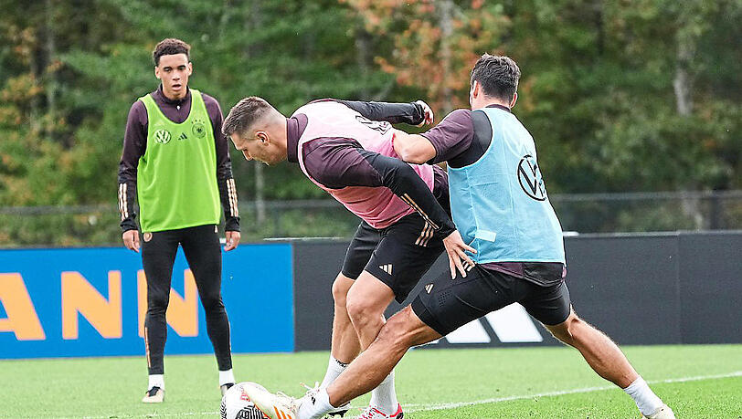 Die Mischung aus Jung und Alt soll's machen: Niklas Süle (Mitte) im Duell mit Rückkehrer Mats Hummels (re.), hinten Jamal Musiala. Die Mischung aus Jung und Alt soll's machen: Niklas Süle (Mitte) im Duell mit Rückkehrer Mats Hummels (re.), hinten Jamal Musiala.