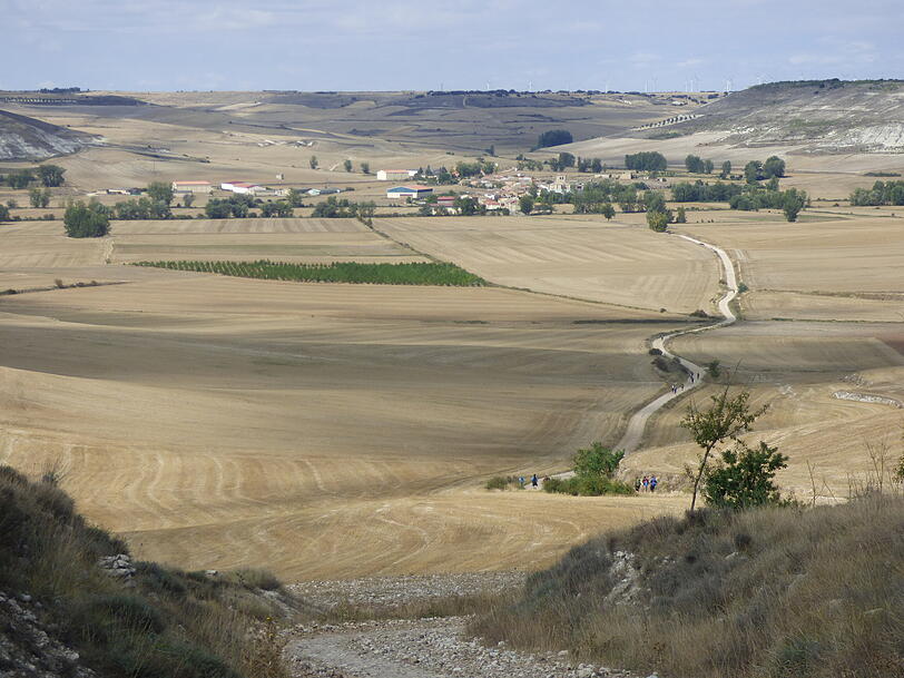 Das kleine Dörfchen Hornillos del Camino lebt von den Pilgern auf dem Camino Francés. Knapp 50 Menschen leben hier im Sommer, alleine die drei Herbergen vor Ort haben fast 90 Betten, dazu gibt es eine Bar und einen kleinen Tante-Emma-Laden.