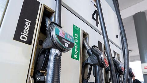 Diesel ist derzeit wieder teurer als Super E10 - auch das ist eine Folge des Iran-Krieges.