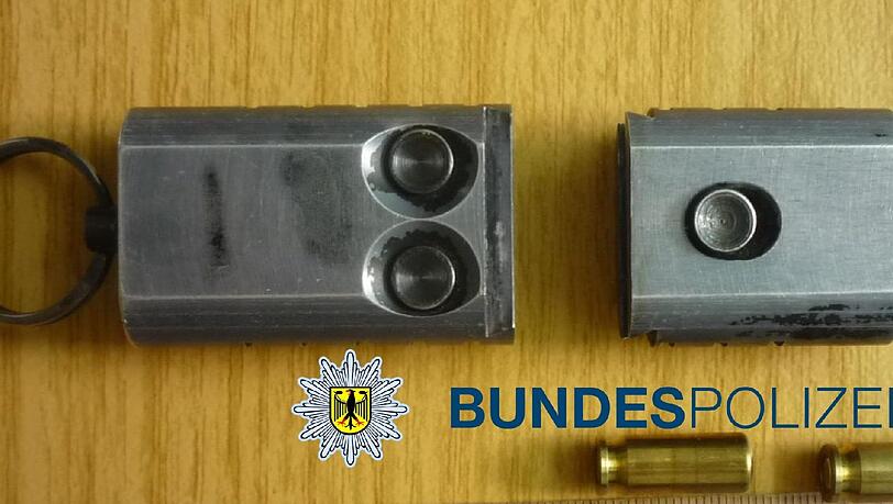 Diese getarnte Waffe entdeckten Fahnder der Bundespolizei bei einer Kontrolle auf Höhe Oberaudorf Diese getarnte Waffe entdeckten Fahnder der Bundespolizei bei einer Kontrolle auf Höhe Oberaudorf