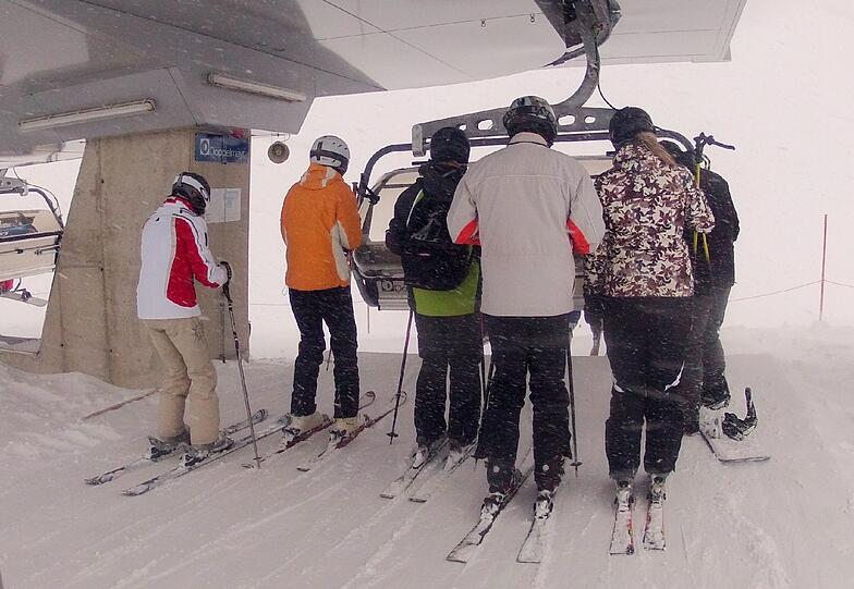 Endlich hat das Warten ein Ende: Die Ski-Saison in Bayern hat begonnen. Schon am ersten Wochenende tummelten sich rund 1.000 Wintersport-Fans allein auf der Zugspitze. Die Bilder.