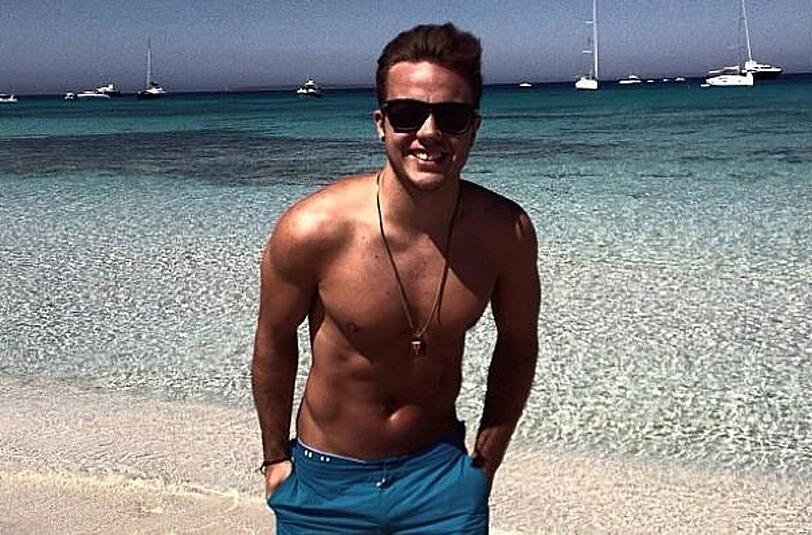 Mario Götze: Keine Nike-T-Shirts mehr! Führt nur zu Komplikationen &ndash; wie bei seiner Vorstellung zu Beginn der Saison. Im Sommer bevorzugt er eh oben ohne.