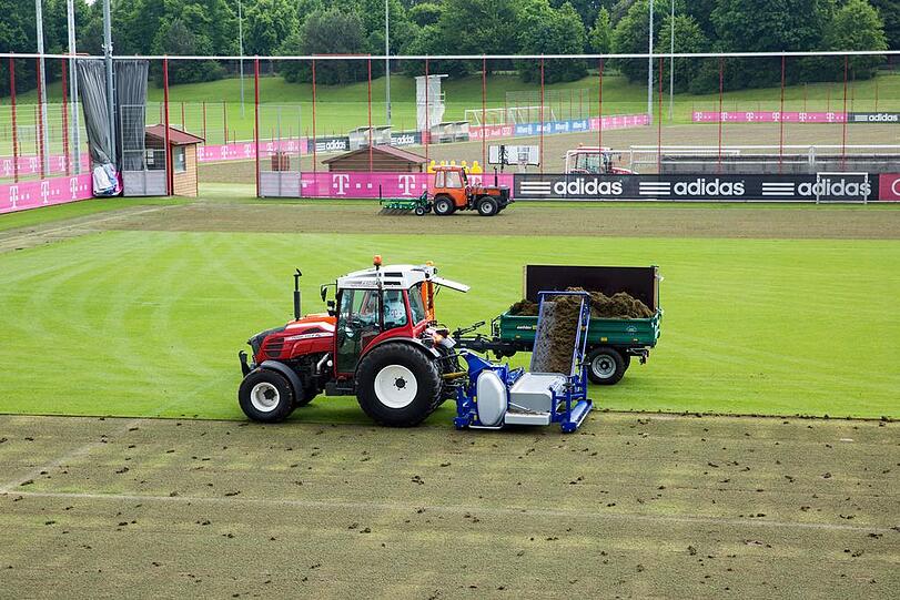 Weg mit dem alten, her mit dem neuen Rasen am Haupt-Trainingsplatz der Bayern.