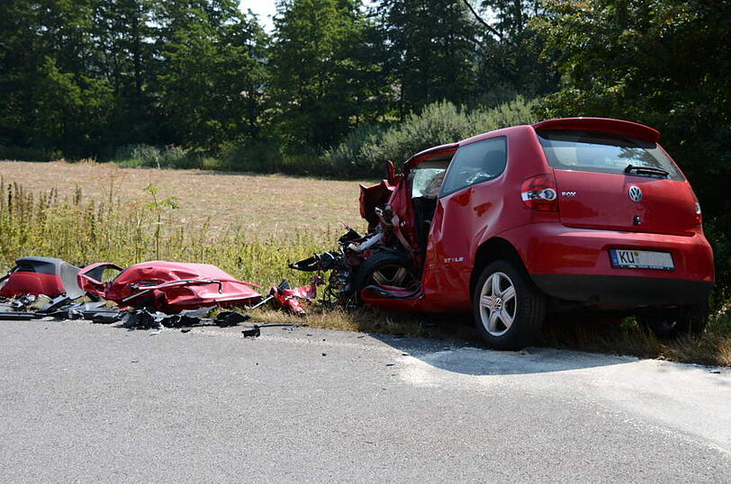 Ein 24-jähriger VW-Fahrer stirbt nach einem Frontalzusammenstoß mit einem BMW. Die Bilder von der Unglücksstelle.