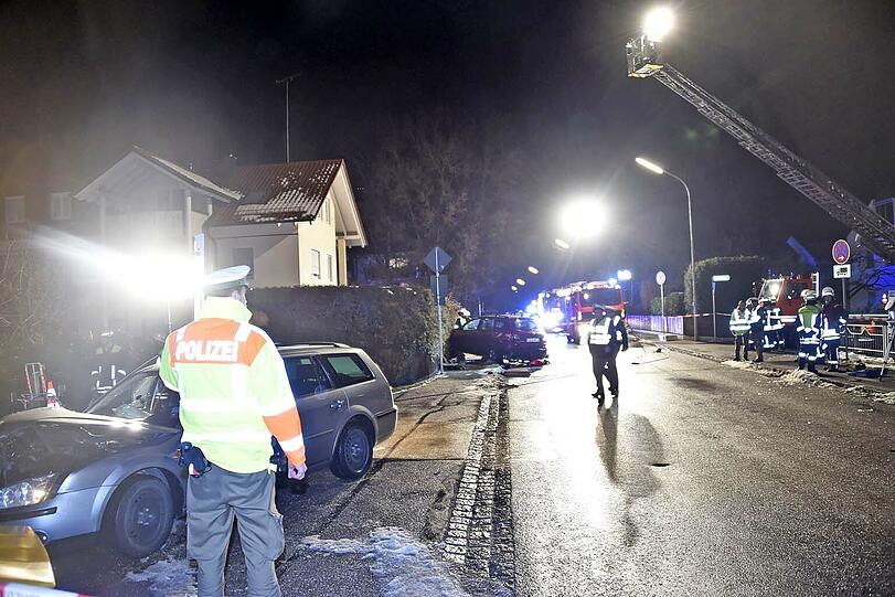 Unschöne Szenen spielten sich bei einem Unfall in Poing ab: Einer Frau wurden die Beine komplett zertrümmert.