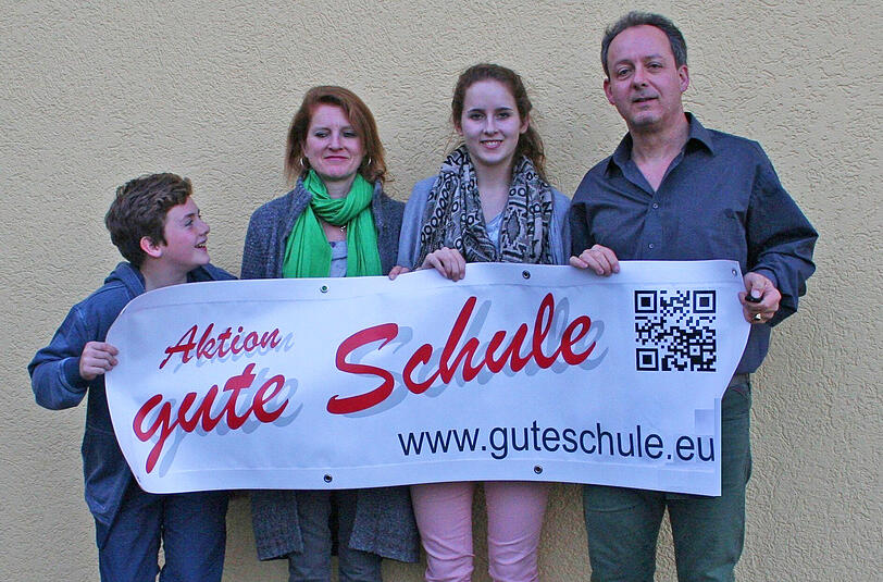 Wollen den Unterricht in Bayern verändern: Thomas Becker mit seiner Frau Ricarda, Tochter Cosima und Sohn Roman.
