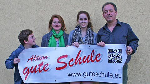 Wollen den Unterricht in Bayern verändern: Thomas Becker mit seiner Frau Ricarda, Tochter Cosima und Sohn Roman.