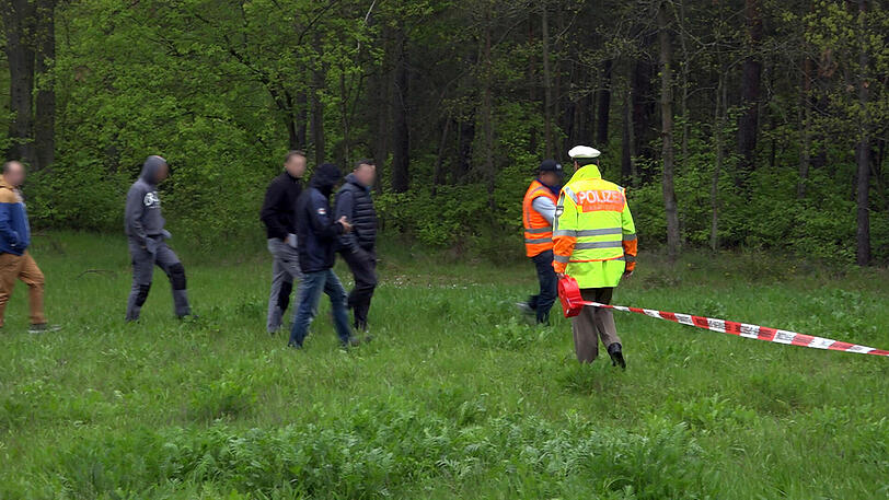 Bei einem schweren Lkw-Unfall auf der A6 behinderten dreiste Gaffer die Rettungsmaßnahmen massiv. Die Bilder von der Unfallstelle.