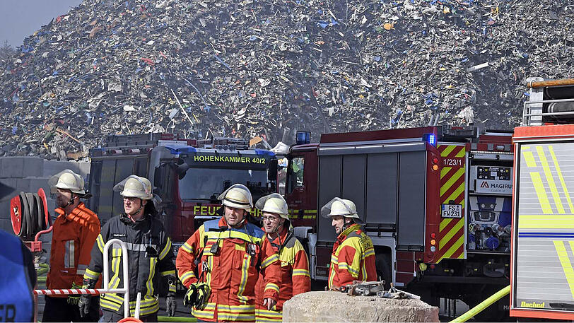 Massive Rauchentwicklung durch brennenden Müll: Szenen vom Großeinsatz in Hohenkammer.
