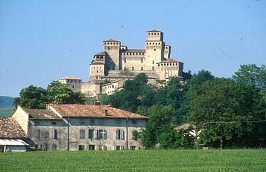 Burg Torrechiara an der Straße nach Langhirano, Foto: H.W. Rodrian
