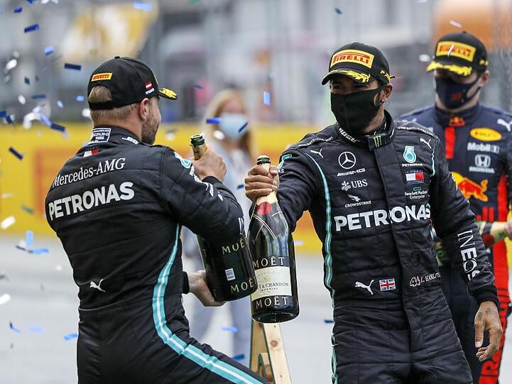 Hatten in Spielberg erneut Grund zum Feiern: Lewis Hamilton (r) und sein Mercedes-Teamkollege Valtteri Bottas.
