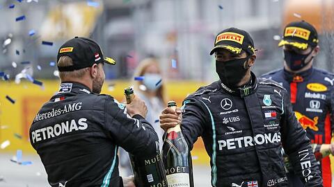 Hatten in Spielberg erneut Grund zum Feiern: Lewis Hamilton (r) und sein Mercedes-Teamkollege Valtteri Bottas.