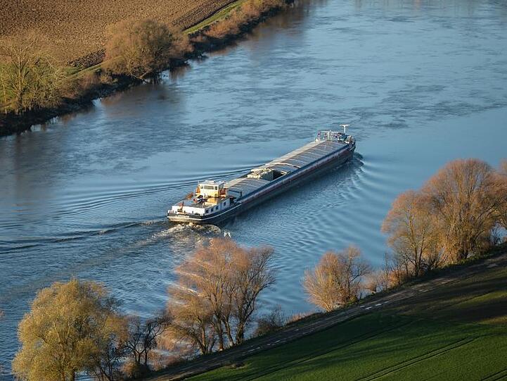 Ein Frachtschiff fährt auf der Donau nahe Bogen. Foto: Armin Weigel/Archivbild