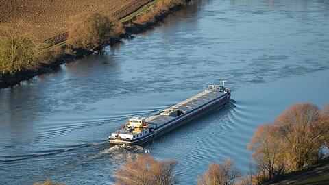 Ein Frachtschiff fährt auf der Donau nahe Bogen. Foto: Armin Weigel/Archivbild