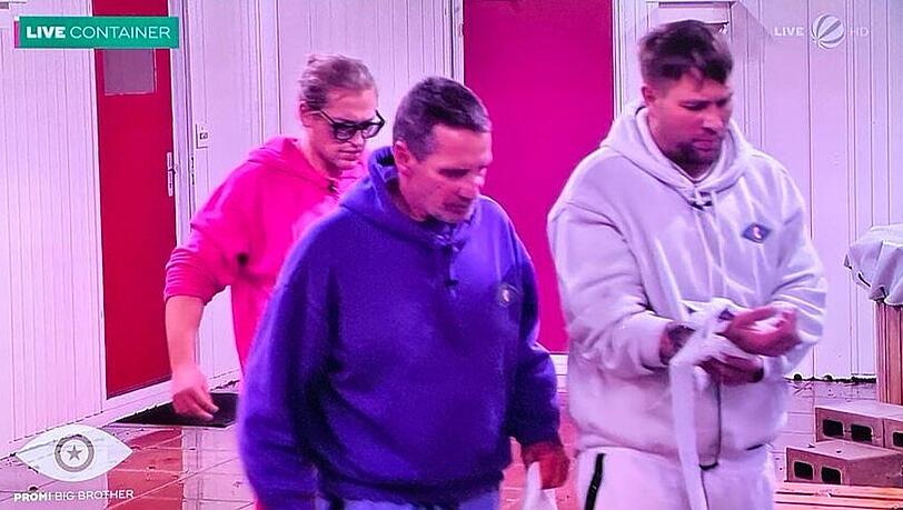 Jürgen Milski begleitet seinen "Promi Big Brother"-Mitstreiter Philo nach dessen Sturz in den Container.