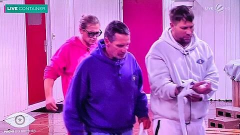 Jürgen Milski begleitet seinen "Promi Big Brother"-Mitstreiter Philo nach dessen Sturz in den Container.