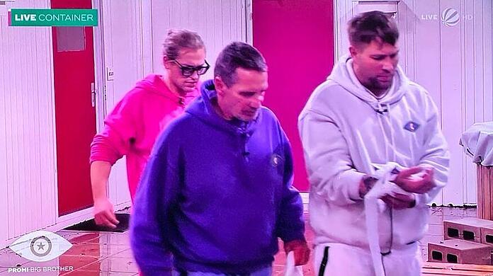 Jürgen Milski begleitet seinen "Promi Big Brother"-Mitstreiter Philo nach dessen Sturz in den Container.