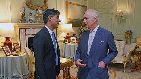 Zurück im Buckingham-Palast: Der britische König Charles III. spricht mit Rishi Sunak, Premierminister von Großbritannien (l.).