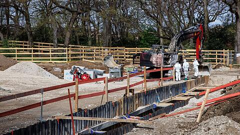 Die Spurensicherung arbeitet an den Überresten von abgebrannten Baustellenfahrzeugen auf einer Baustelle. Beim Brand der Baustellenfahrzeuge ist ein Schaden in sechsstelliger Höhe entstanden.