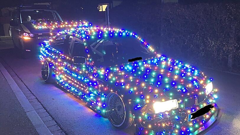 Das gesamte Auto war mit Christbaumbeleuchtung beklebt - die Polizei ließ es abschleppen.