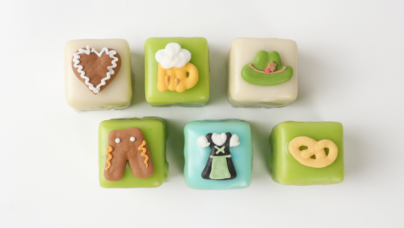 Maßkrug, Dirndl und Lederhosen im Mini-Format für die Kaffeetafel.