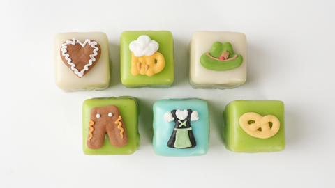 Maßkrug, Dirndl und Lederhosen im Mini-Format für die Kaffeetafel.
