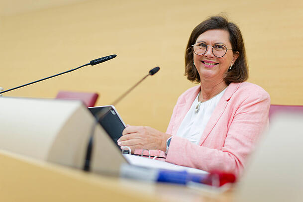 Lisa Müller absolvierte bei Landtagspräsidentin Ilse Aigner (CSU) ein Praktikum Lisa Müller absolvierte bei Landtagspräsidentin Ilse Aigner (CSU) ein Praktikum