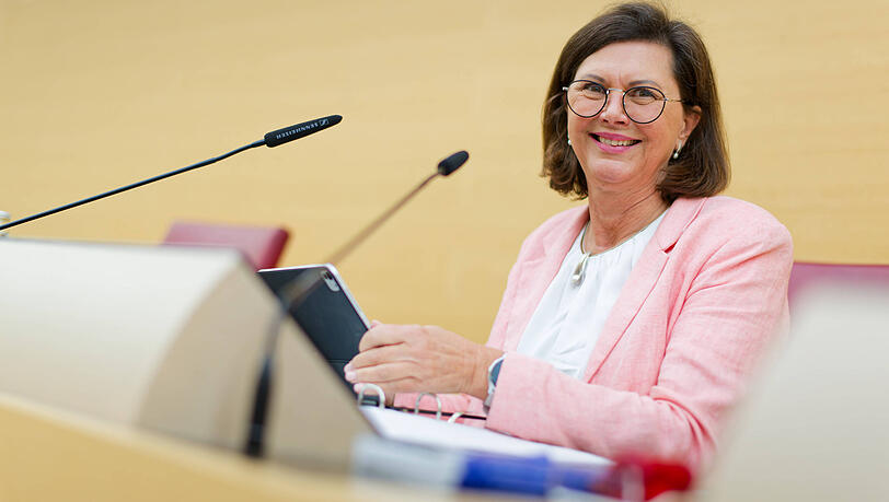 Lisa Müller absolvierte bei Landtagspräsidentin Ilse Aigner (CSU) ein Praktikum Lisa Müller absolvierte bei Landtagspräsidentin Ilse Aigner (CSU) ein Praktikum