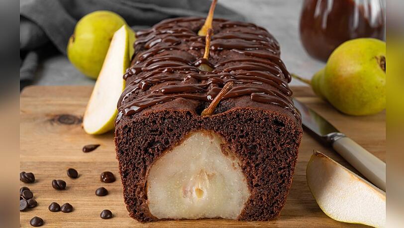 Dieser Birnenkuchen steht in etwas über einer Stunde auf dem Tisch.