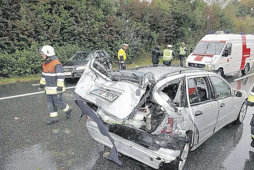 Der Mercedes der Münchner nach dem Unfall: Beide starben bei dem Unglück im österreichischen Lauterach.