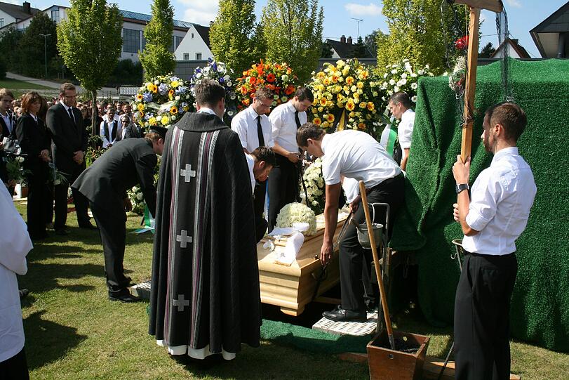 Am Samstagnachmittag wurde der Sarg in das Grab auf dem Neuen Friedhof in Burgheim herabgelassen.