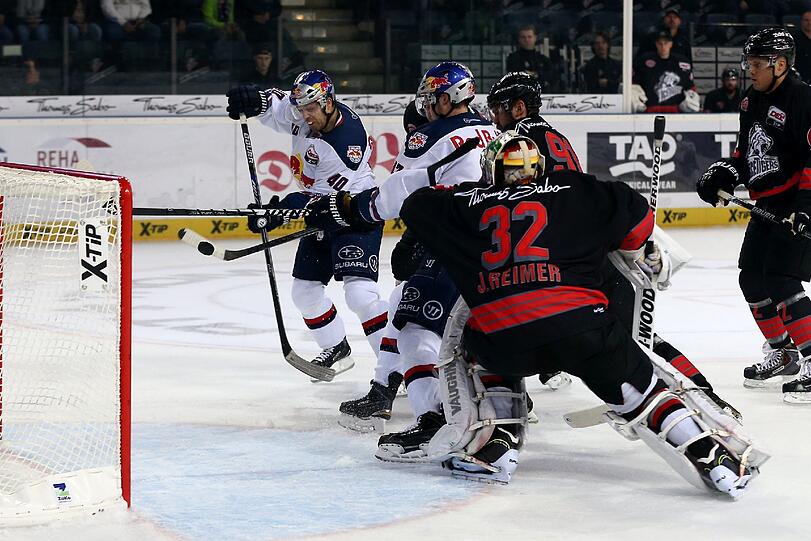 EHC-Stürmer Daniel Sparre (l.) war mit seinen zwei Treffern beim 3:2-Sieg nach Penaltyschießen gegen Nürnberg um Keeper Jochen Reimer der Matchwinner.