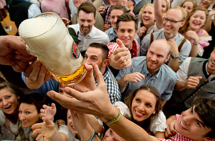 Endlich ist es soweit: Die ersten Maß Bier werden an die Wiesn-Besucher verteilt.