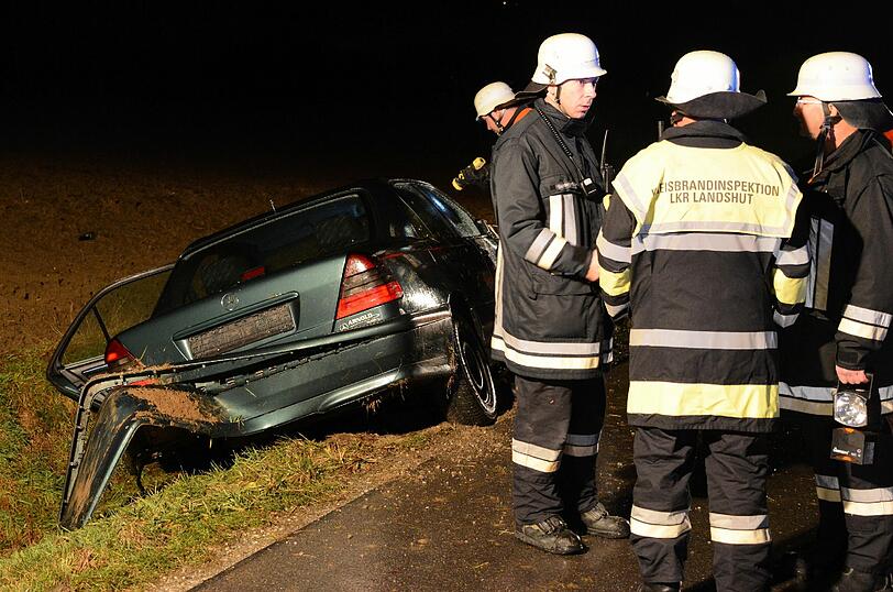 Als Polizei und Feuerwehr am Unfallort ankamen, war vom Fahrer keine Spur. Die Bilder vom Einsatz.