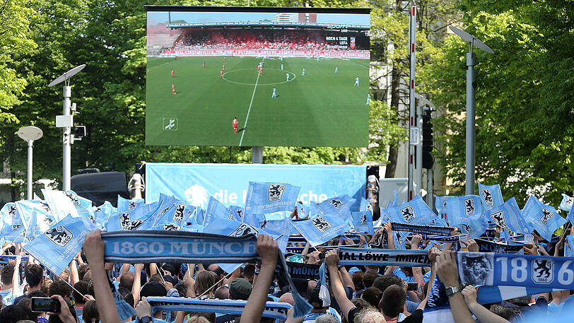 Stimmung pur an der Grünwalder Straße: Die Löwen-Fans beim Public Viewing am Trainingsgelände.