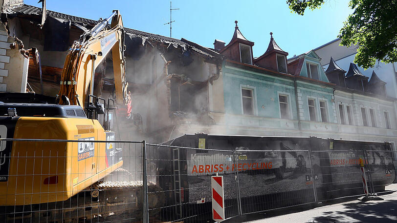 Der Abriss der kleinen Häuschen in der Sailerstraße hat begonnen.