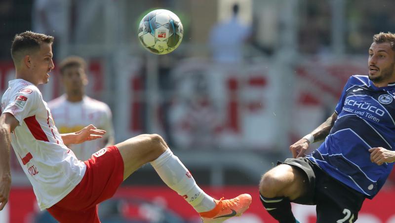 Der Regensburger Sebastian Stolze und der Bielefelder Jonathan Clauss (l-r.) im Zweikampf um den Ball. Foto: Daniel Karmann
