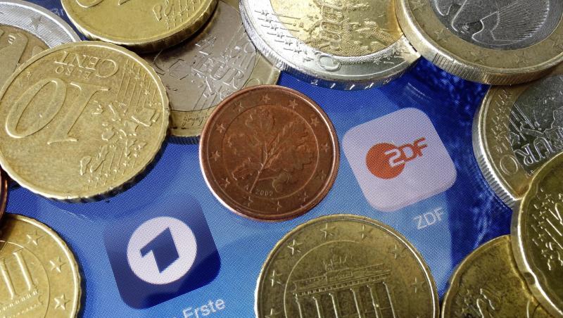 Euromünzen liegen neben den Logos der Apps von ARD und ZDF. Euromünzen liegen neben den Logos der Apps von ARD und ZDF.