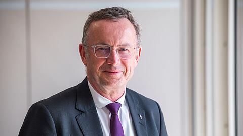 Landesbischof Christian Kopp sieht Einsparmöglichkeiten seiner Kirche bei Immobilien. (Archivbild)