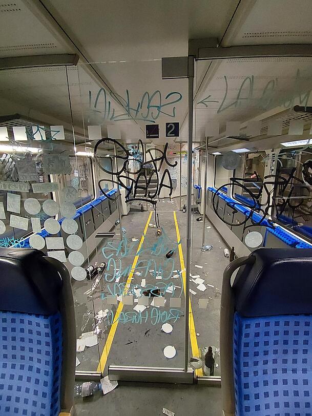 Einsatzkräfte der Bundespolizei waren zur Ankunftsüberwachung der 1860-Fans am Münchner Hauptbahnhof eingesetzt und stellten die Sachbeschädigung fest. Einsatzkräfte der Bundespolizei waren zur Ankunftsüberwachung der 1860-Fans am Münchner Hauptbahnhof eingesetzt und stellten die Sachbeschädigung fest.