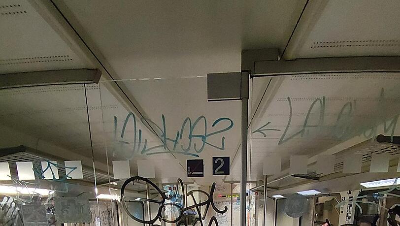 Einsatzkräfte der Bundespolizei waren zur Ankunftsüberwachung der 1860-Fans am Münchner Hauptbahnhof eingesetzt und stellten die Sachbeschädigung fest. Einsatzkräfte der Bundespolizei waren zur Ankunftsüberwachung der 1860-Fans am Münchner Hauptbahnhof eingesetzt und stellten die Sachbeschädigung fest.