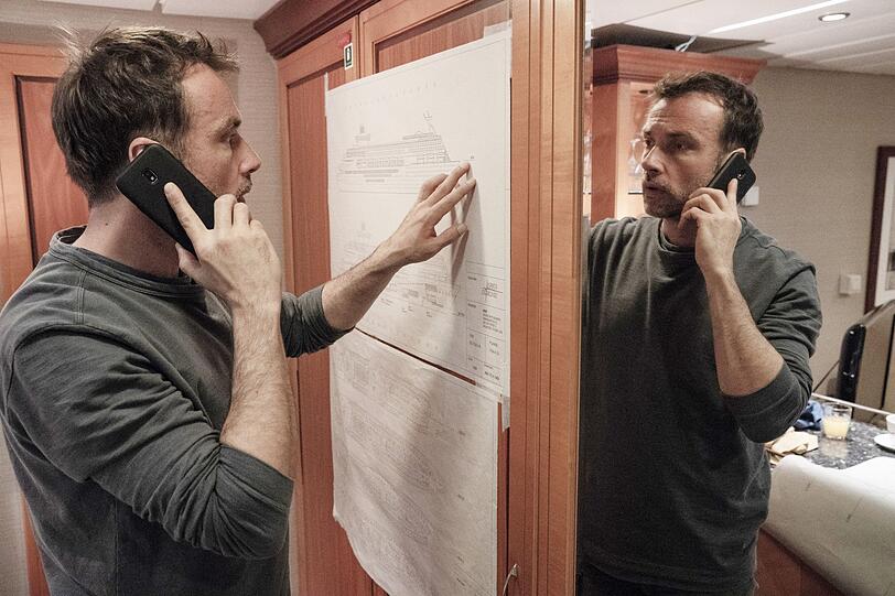 An Bord der "Sirius" sucht Martin Schwartz (Lucas Gregorowicz) nach einem m&ouml;glichen Versteck.